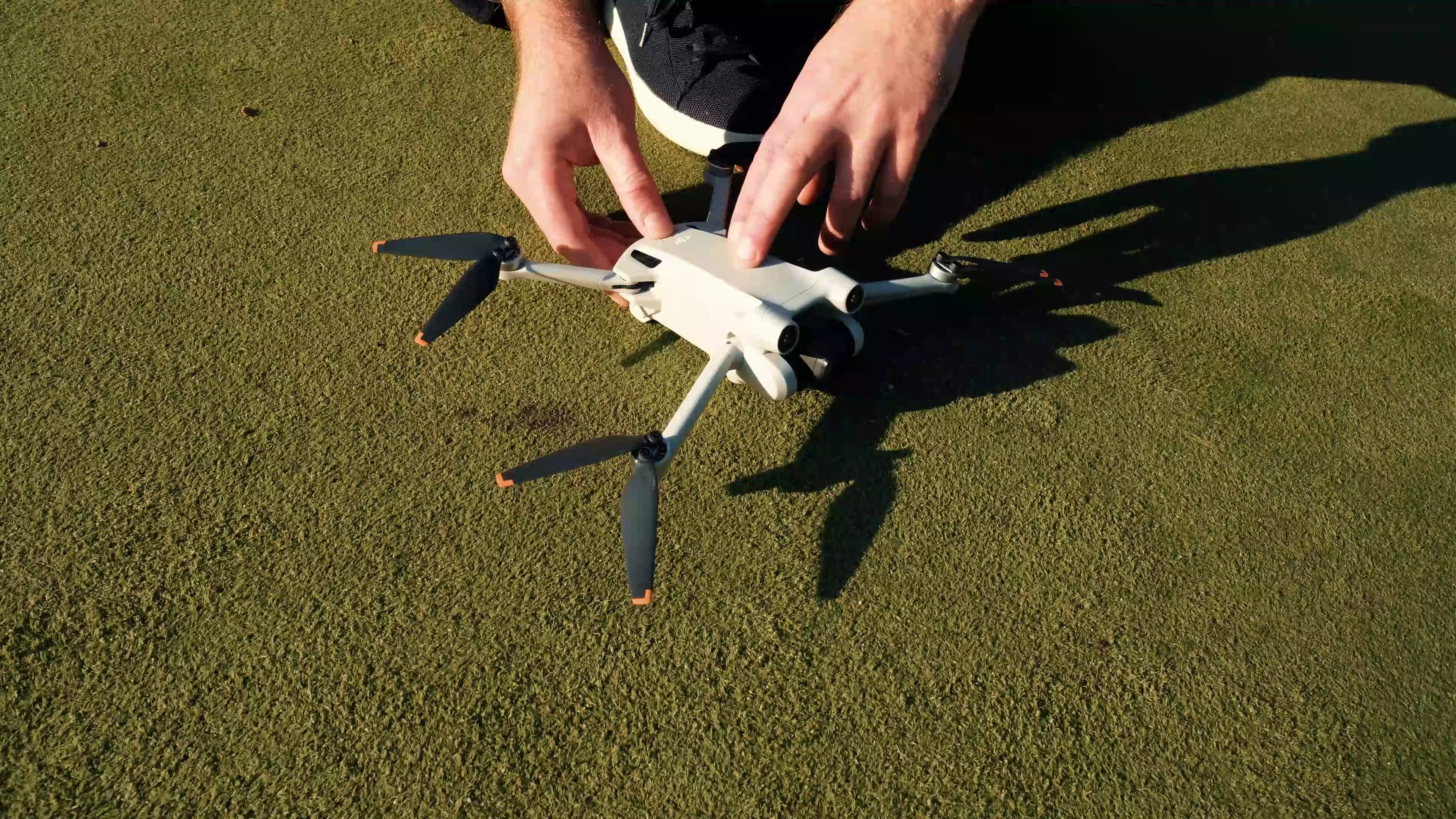 Een drone staat klaar voor vertrek met Nederlandse woningen op de achtergrond
