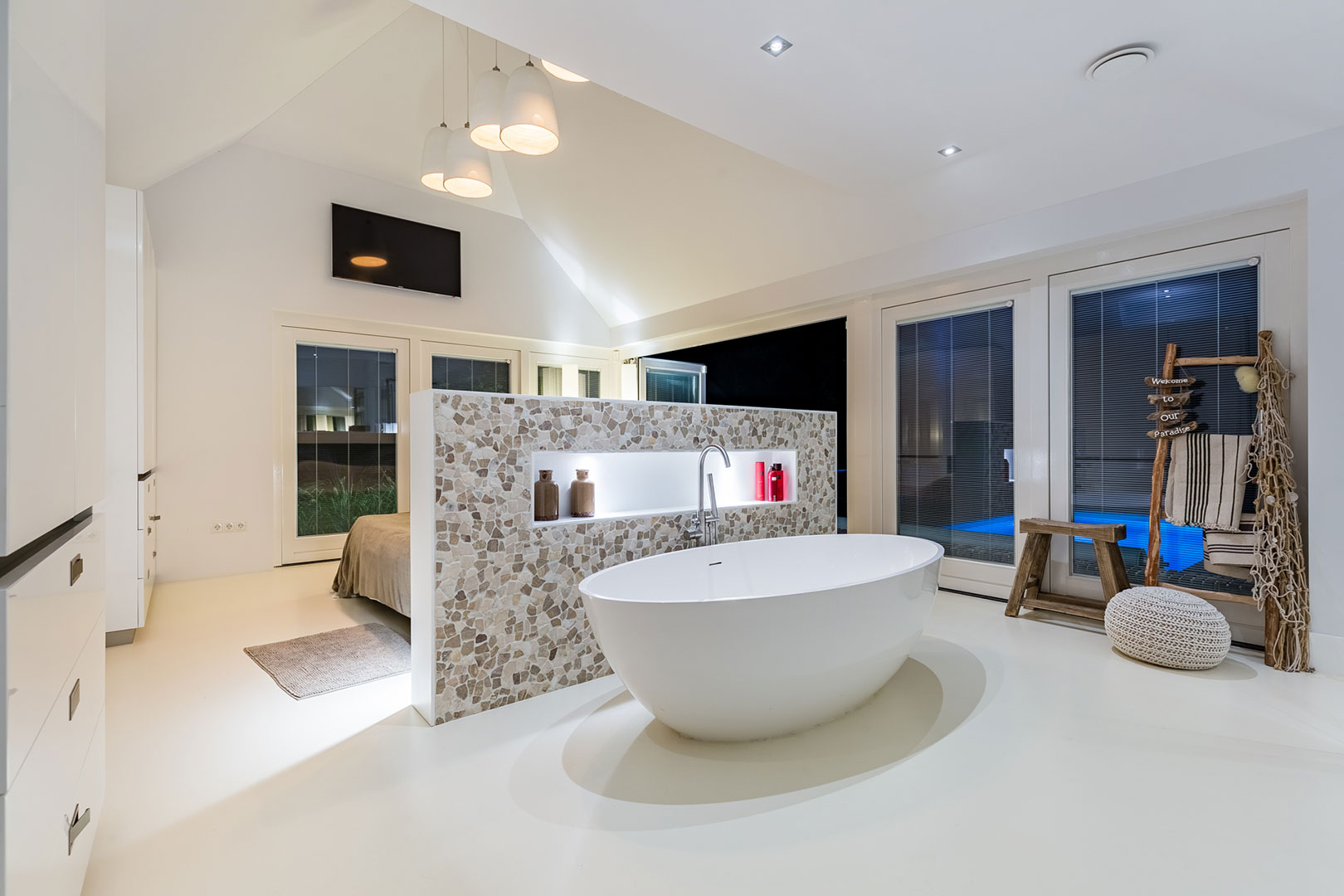 Luxe badkamer met vrijstaand bad en glazen douchewand