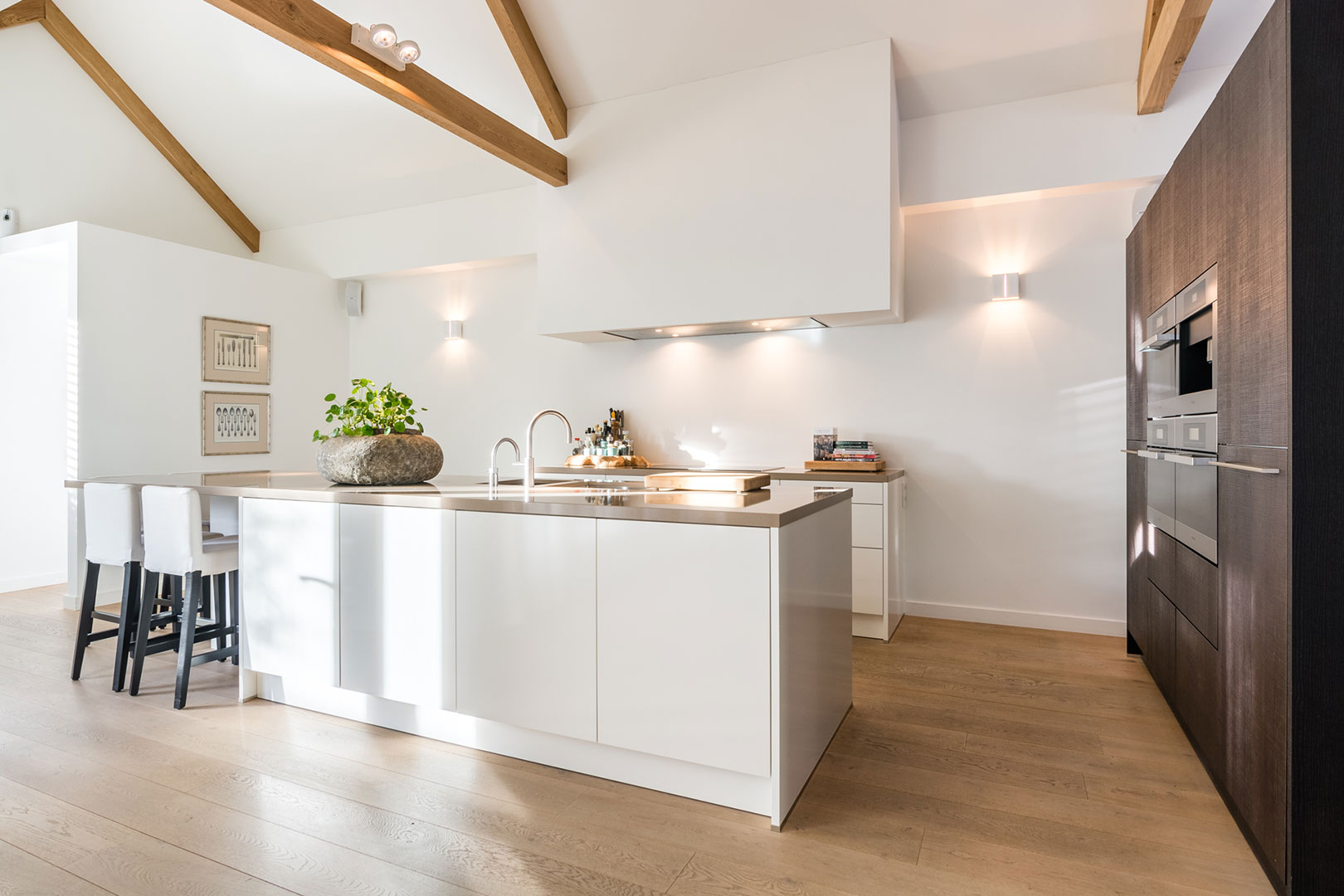 Moderne keuken met wit eiland en houten plafondbalken